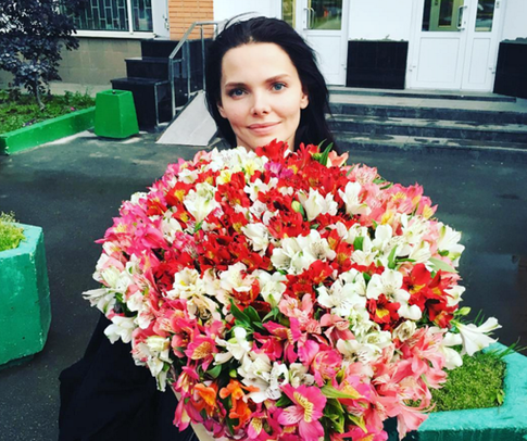 Наряд Боярской намекнул прессе на беременность