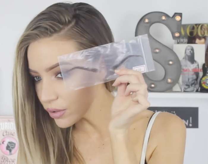 В моду входят накладные брови