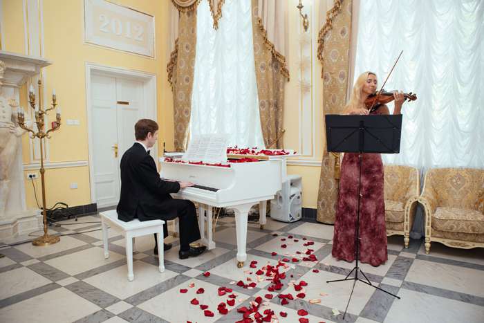 В загсах запретили живую музыку