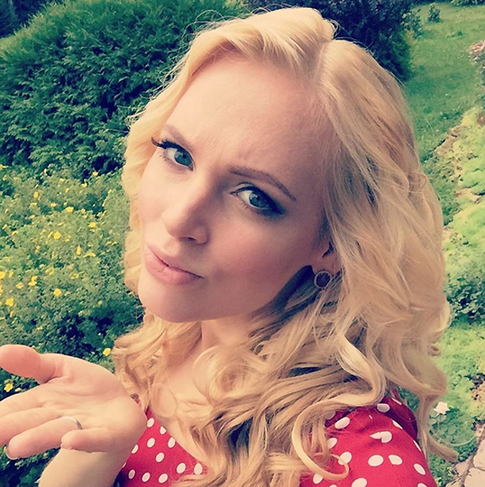 Экс-солистка «Мобильных блондинок» беременна от помощника Путина