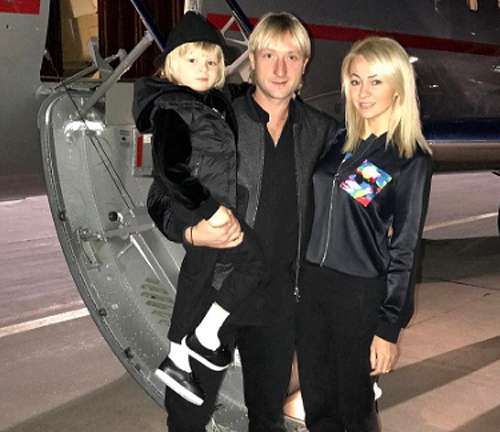 Евгений Плющенко и Яна Рудковская с сыном