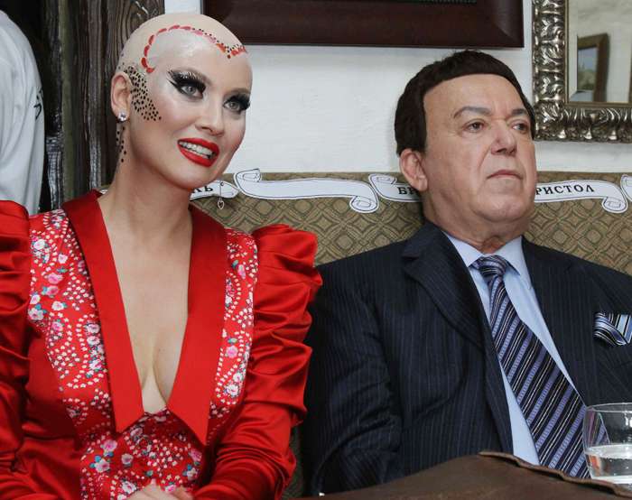 Лена Ленина уже экспериментировала с лысой прической