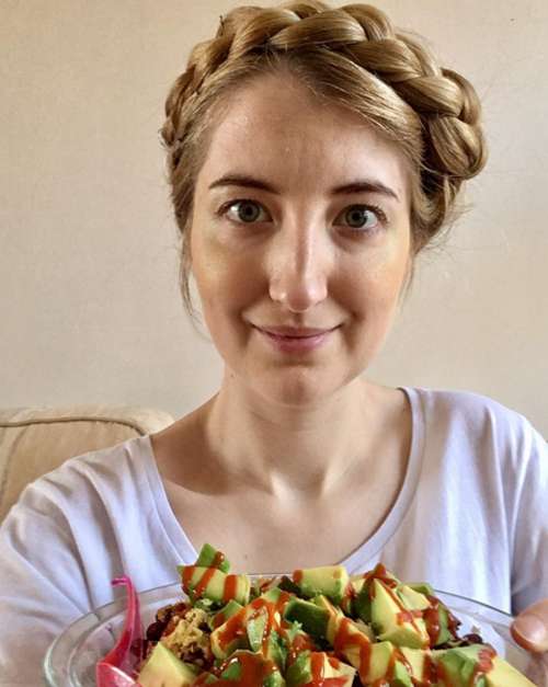 Желтые румяна могут использоваться и в повседневном макияже - это очень освежает лицо