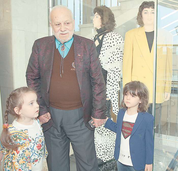 Бедрос Киркоров с внуками Бедрос Киркоров с внуками