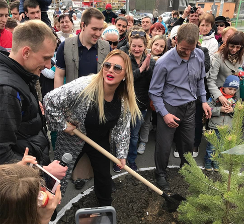 Семенович намусорила на субботнике в Тюмени