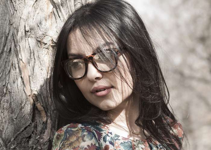 Как делать правильный макияж женщинам в очках?