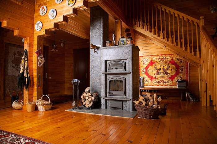 В холодные зимние вечера согревает камин В холодные зимние вечера согревает камин