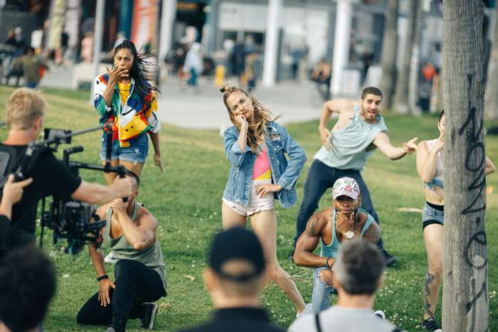 «С момента начала съемок – команды «Мотор!» - и до последних секунд, а эта песня длится чуть дольше 3 минут, не было ни одной остановки», - рассказывает Альбина