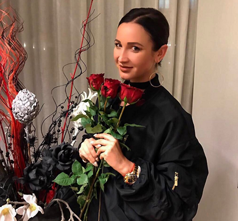 Бузова сразила подписчиков наповал новой юбкой