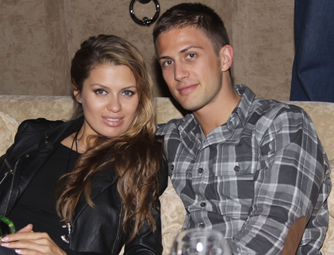 Алекс Смерфит наслаждается обществом новой девушки