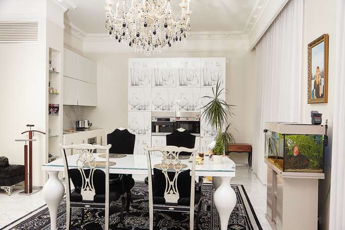 Кухня совмещена с гостиной и воспринимается как деталь интерьера