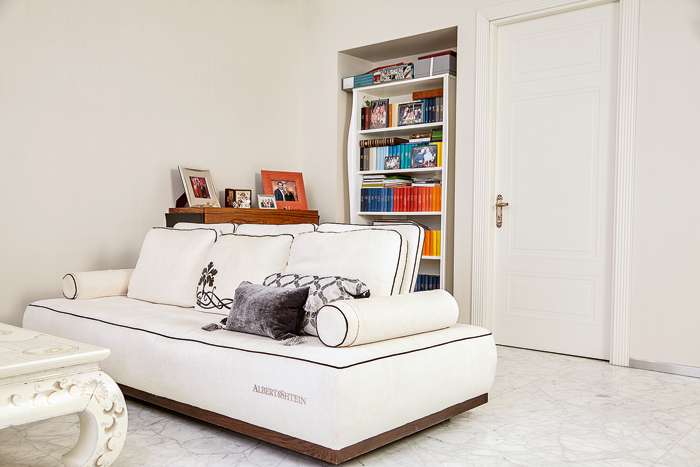 Цветные книги и рамки для фото оживляют монохромный дизайн