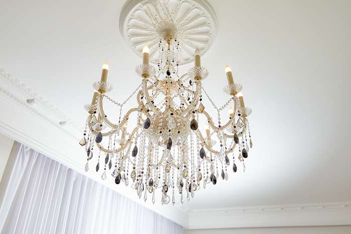 А вот хрустальную люстру пришлось везти из Эстонии