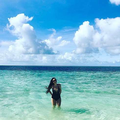 За отпуск артистка набрала несколько киллограмов