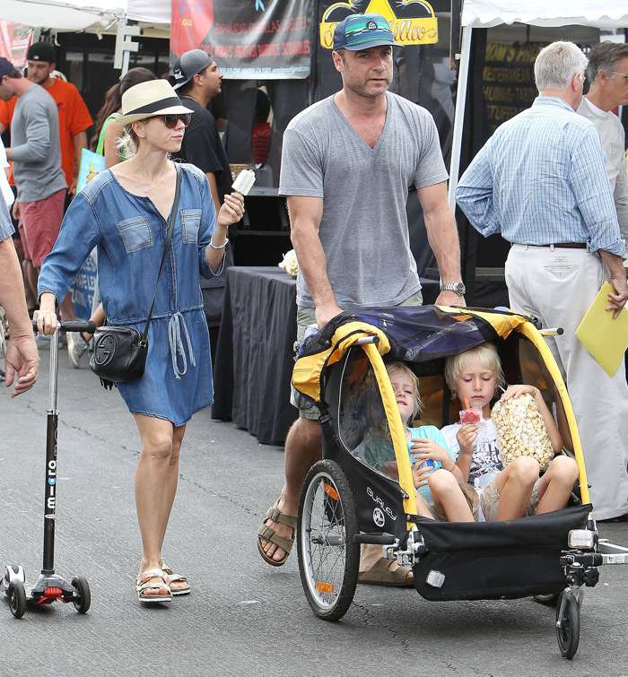 Наоми уже тринадцатый год счастлива с супругом Лиэвом Шрайбером. Сейчас у пары двое сыновей