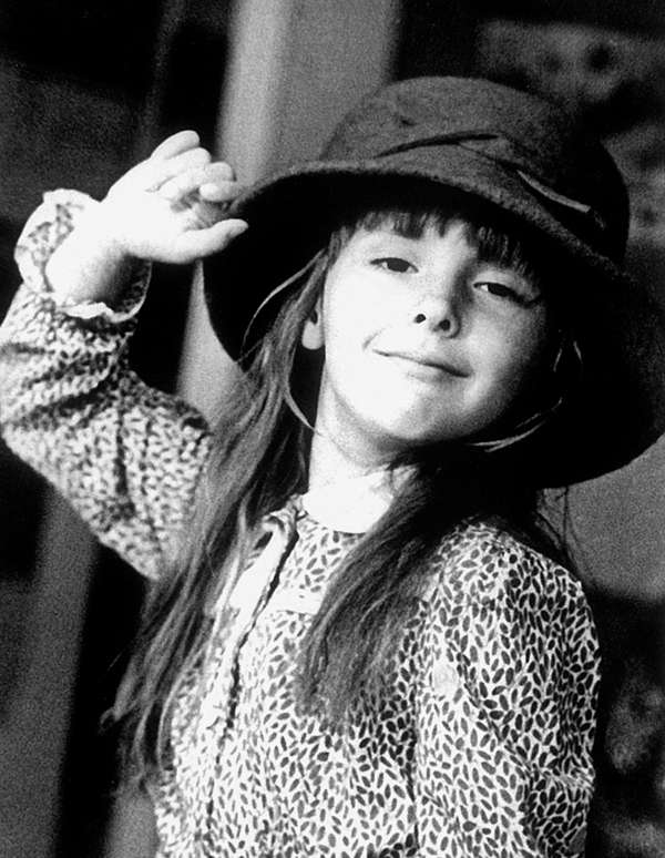 Уже в детстве у Лены были замечены артистические способности