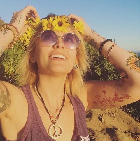 Папарацци подловили дочь Майкла Джексона, когда она загорала голой