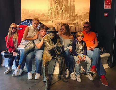 Татьяна Навка и Дмитрий Песков с детьми в Испании