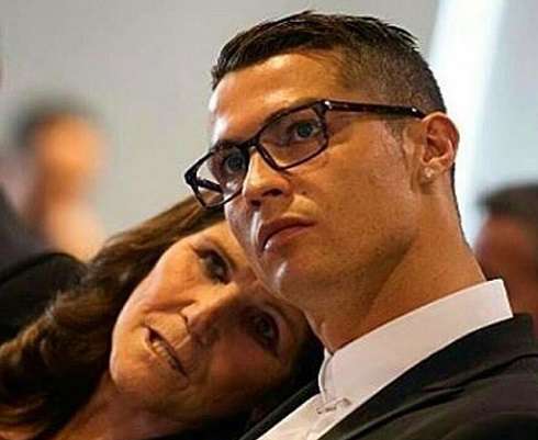 Криштиану Роналду очень близок с матерью