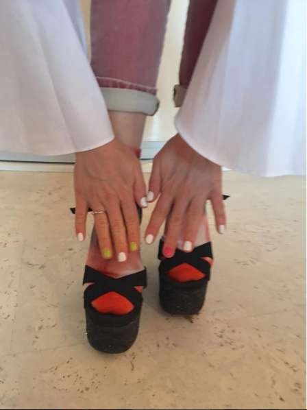 На правой руке у Ирины красуется обручальное кольцо