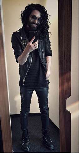 Артист возвращается в мужское обличие