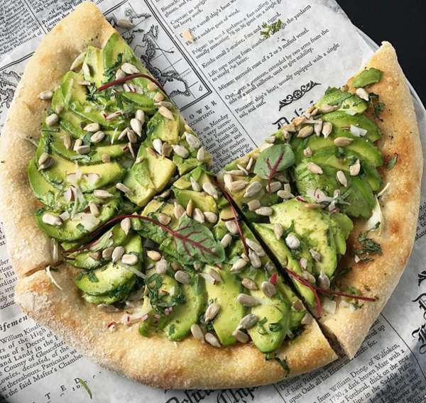 Пицца с авокадо - это вкусно и очень полезно