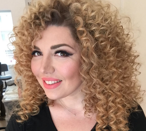 Скулкина уверенно позирует в бикини