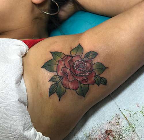 Необычный тренд на татуировки в подмышечной зоне становится все популярнее