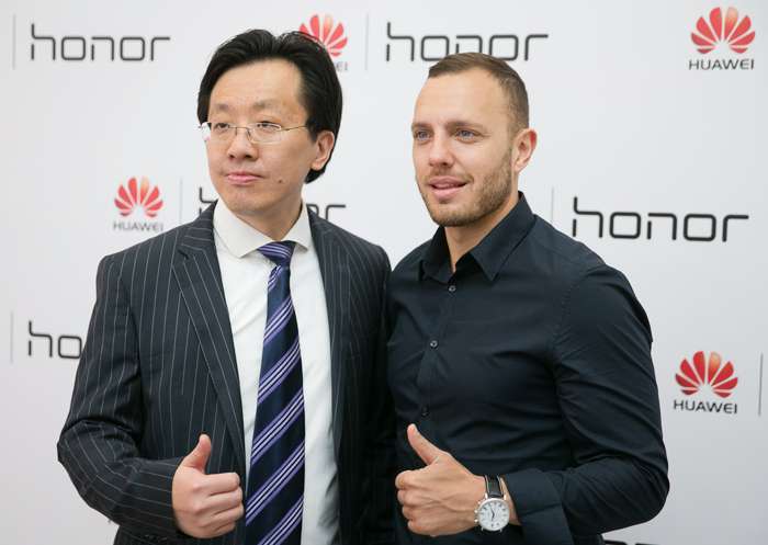 Оу Ивэй - вице-президент Huawei и генеральный директор Huawei Consumer Business Group в России - и телеведущий Тимур Соловьев