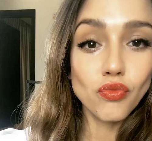 Джессика Альба любит коралловые оттенки