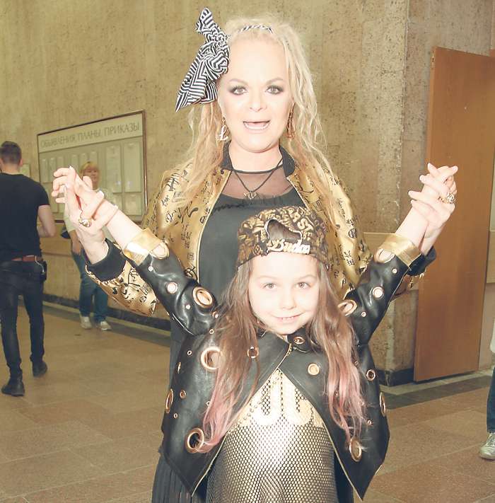 Лариса Долина с внучкой Александрой