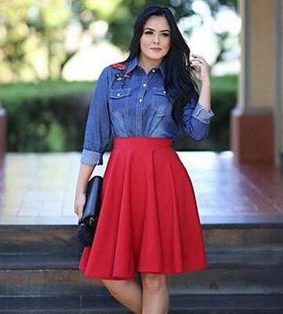 С джинсовой рубашкой хорошо смотрятся однотонные юбки