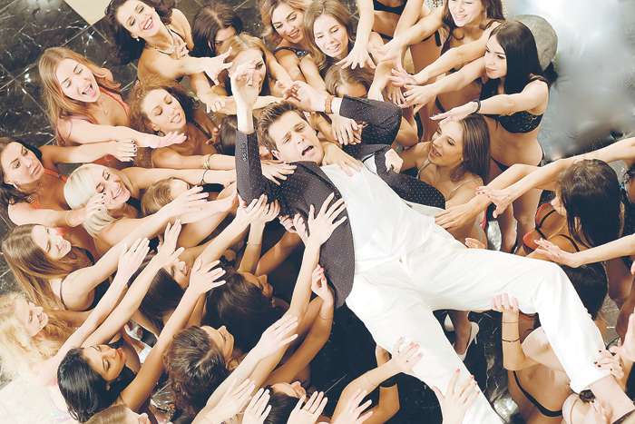 «Отель «Элеон» стал первым комедийным опытом Милоша Биковича. И ради этого актер отказался от проекта в Сербии