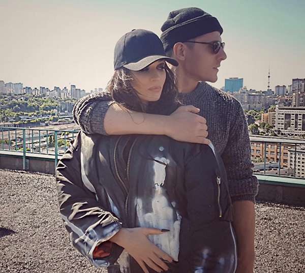 Алена Водонаева и певец Алекс Малиновский ехали на съемки клипа Алена Водонаева и певец Алекс Малиновский ехали на съемки клипа