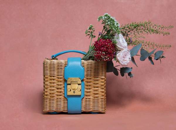 Соломенная сумка может быть строгих форм