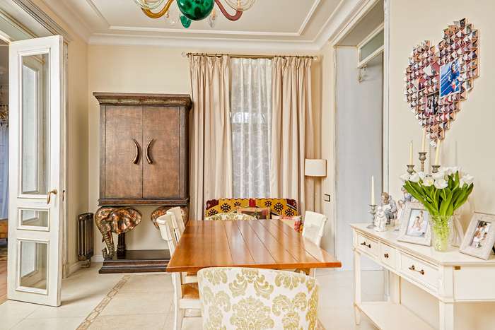 Столовая легкая, воздушная. Современные дизайнерские стулья соседствуют с белой консолью