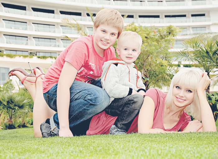 Несмотря на сложный гастрольный график, Натали всегда находит время на отдых вместе с сыновьями