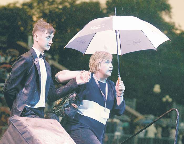 В момент, когда Татьяна Догилева шла по красной дорожке, начался южный ливень. Но отважные волонтеры сразу принесли звезде зонт