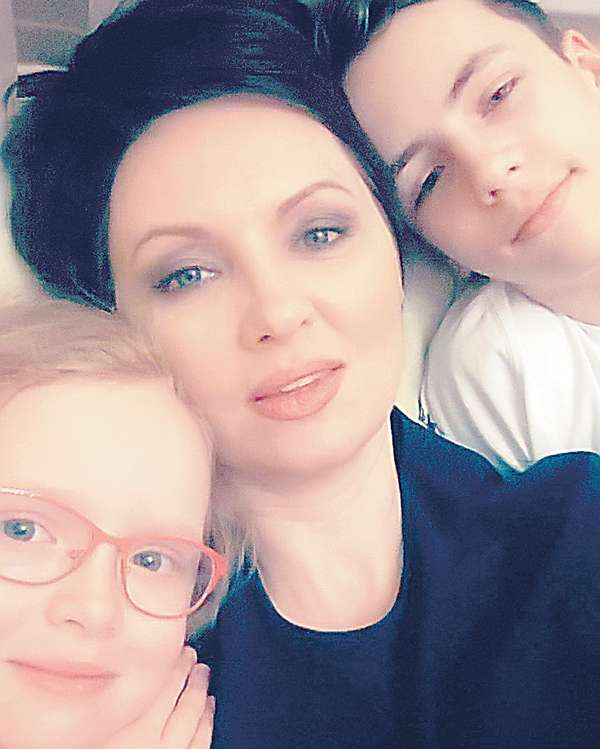 Актриса воспитывает четырнадцатилетнего Тимофея и шестилетнюю Софью и старается дать своим детям все самое лучшее