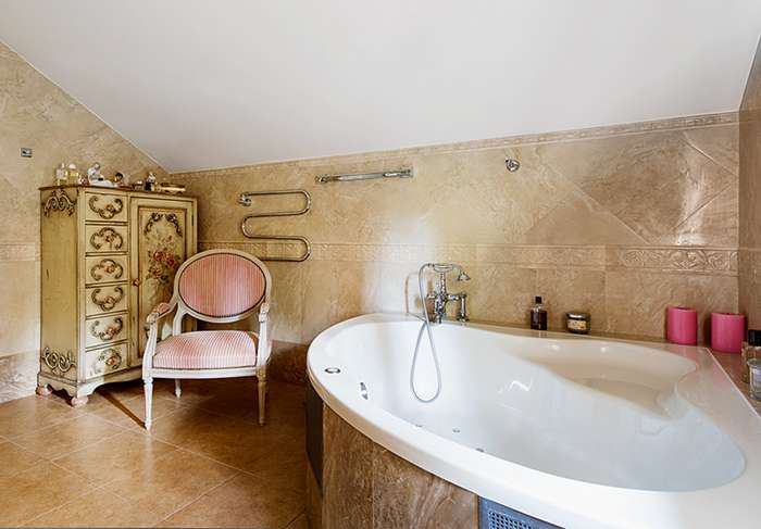 Соседство с ванной комнатой пробуждает желание ухаживать за собой