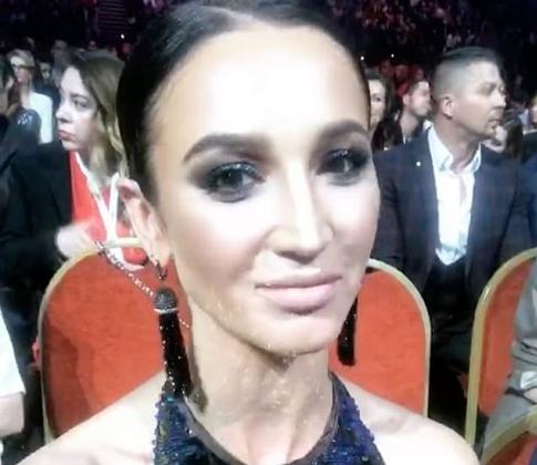 Ольга Бузова никак не наиграется