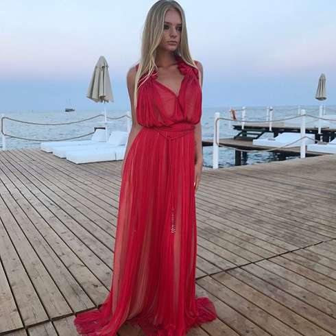 Дочка чиновника радуется столичной погоде Дочка чиновника радуется столичной погоде