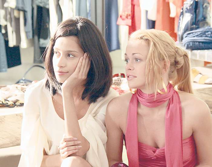 В сериале «Барвиха» Равшана сыграла школьницу, притом что актрисе в этот момент уже исполнилось 29 лет