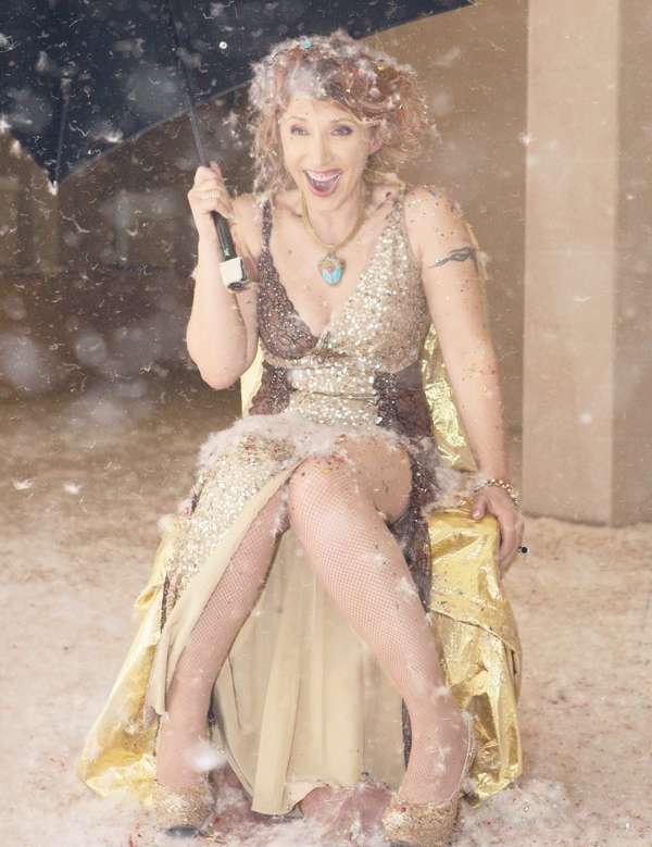 Мне тяжело не поддаваться соблазнам, особенно на гастролях и банкетах. Но если это случается, потом сижу на любимой «зеленой» диете, - признается Елена