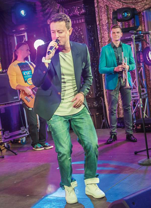 В прошлом году Ярушин выпустил диск со своими песнями и снял музыкальный клип. Он также гастролирует с концертами по России