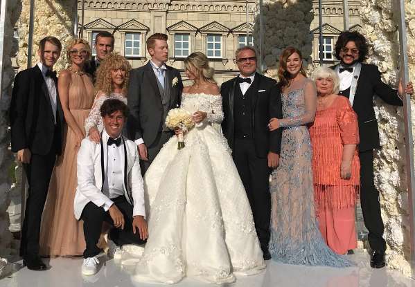 Свадьба Преснякова и Красновой. Молодожены с близкими: Кристиной Орбакайте. Аллой Пугачевой, Максимом Галкиным, Филиппом Киркоровым, Владимиром Пресняковым, Натальей Подольской