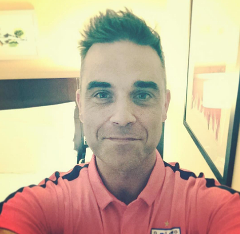 Робби Уильямс ходит и ест, не просыпаясь