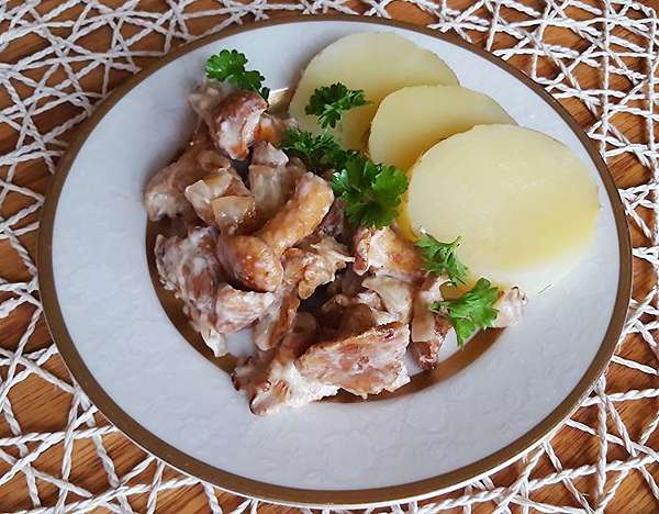 Лисички в сметане