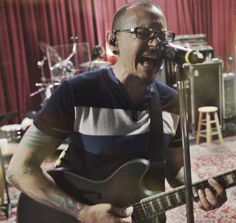 Российские фанаты молятся за покончившего с собой солиста Linkin Park