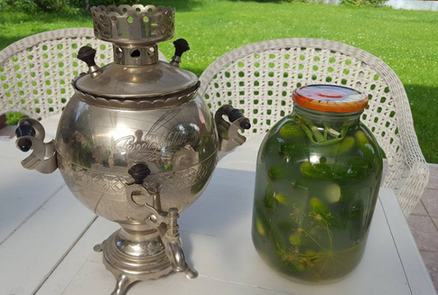 Малосольные огурцы с хреном